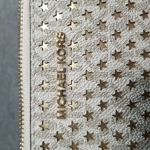 Michael Kors MD Chain Pochette in Vanilla Signature with Gold Stars - Picture 4 of 14